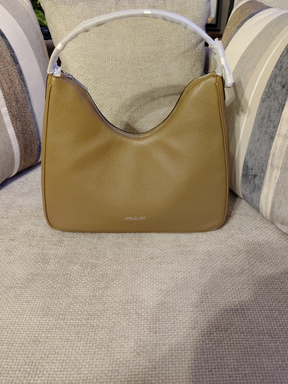 Gorgeous New Michael Kors Pebbled Leather Hobo In Tan